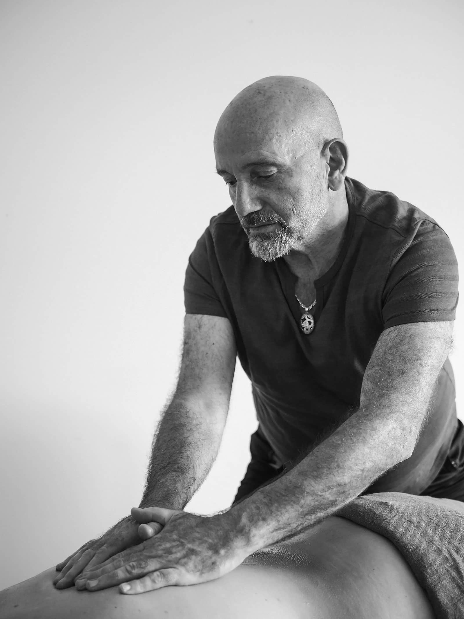 Didier Martin, du cabinet Tangan, pratiquant un massage Abhyanga.