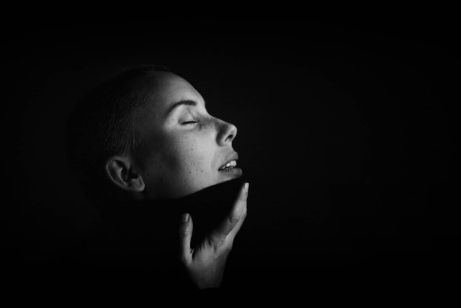 Visage d'une femme vue de profil.